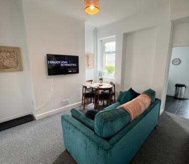 Barry Casa | Live Like a Local in Barry, 4-Bed Home Near the Beach, Dog-Friendly, with all the Gavin & Stacey Charm!