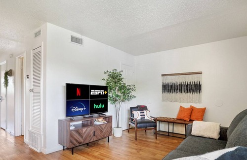 North Loop Apartamento | Camina por el vibrante North Loop con una piscina
