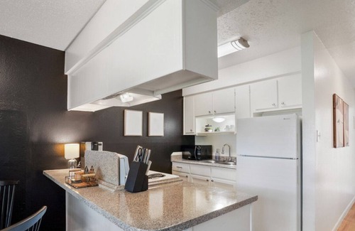 North Loop Apartamento | Camina por el vibrante North Loop con una piscina