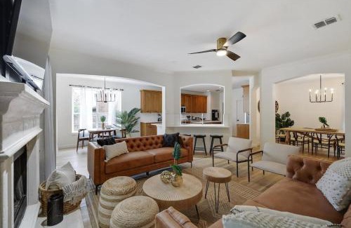 Highland Village Casa | Live Like Royalty - Highland Village 6BR Mansion