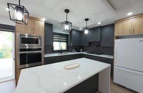 Southeast Calgary Casa | Live Like Royalty: Central 3-Bedroom Retreat| Calgary | Near Stampede