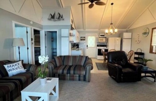Howe Cabaña | Live & Love Life on the Lake at Sunset Cottage!