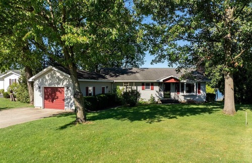 Howe Casa | Live & Love Life on the Lake at Sunset Peak!