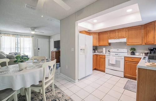 Winter Haven Casa | Live Oak Oasis - Getaway Close to Legoland! Sleeps 8 Guests, Fenced yard, Games
