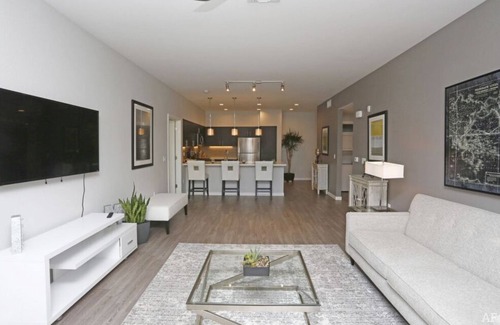 Menlo Park Condominio | Live the Good Life in Menlo Park: Pool, Hot Tub & More