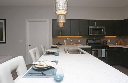 Menlo Park Condominio | Live the Good Life in Menlo Park: Pool, Hot Tub & More