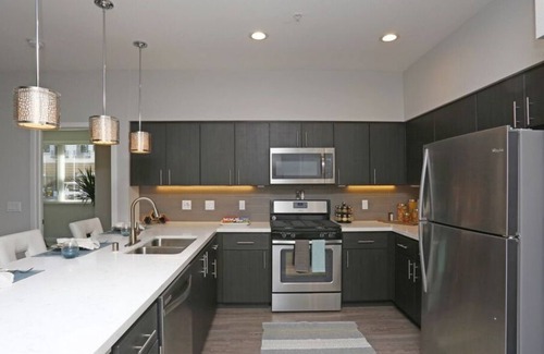 Menlo Park Condominio | Live the Good Life in Menlo Park: Pool, Hot Tub & More
