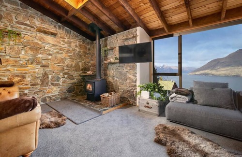 Fernhill Cabina | Live the Queenstown dream amid panoramic views, cozy fire, & full amenities!