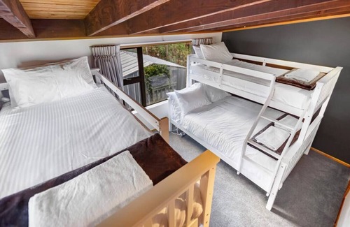Fernhill Cabina | Live the Queenstown dream amid panoramic views, cozy fire, & full amenities!