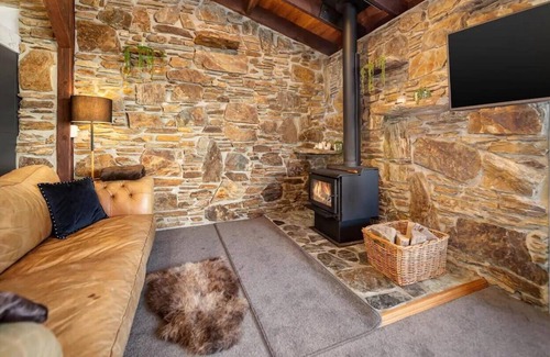 Fernhill Cabina | Live the Queenstown dream amid panoramic views, cozy fire, & full amenities!