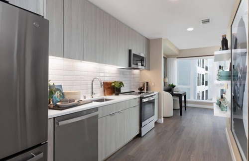 Menlo Park Condominio | Live the Vasara Lifestyle – Pool, Fitness, and BBQ