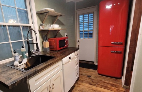 Mount Gretna Heights Cabaña | Insta-Worthy! Funky & Fabulous Cottage with Striking, One-of-a-Kind Design! NEW