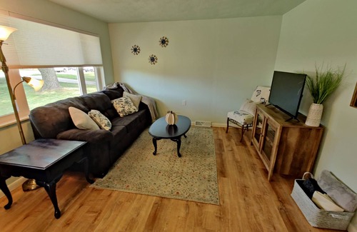 Kettering Casa | Lively 2 BR w/AC Near Hospitals And Fraze Pavilion