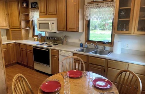 Indianola Casa | Lively Cottage 2 King Beds 4 Bed 2 Bath