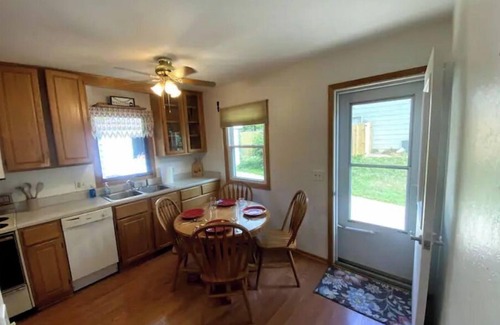 Indianola Casa | Lively Cottage 2 King Beds 4 Bed 2 Bath