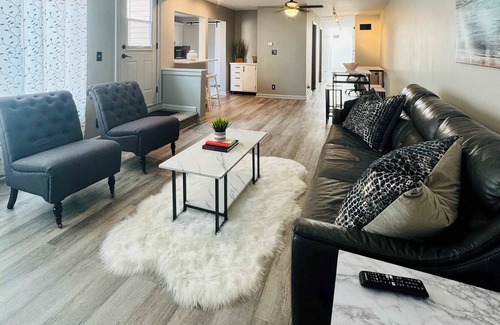 St. Charles Apartamento | Lively Fox Loft, In Downtown, Walk to River & Bars, Arcada across the street