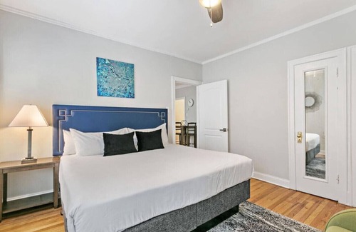 Boystown Apartamento | Lively Rejuvenating 1BR in Outstanding Location
