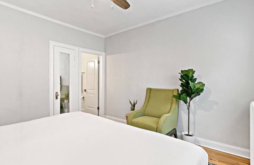 Boystown Apartamento | Lively Rejuvenating 1BR in Outstanding Location