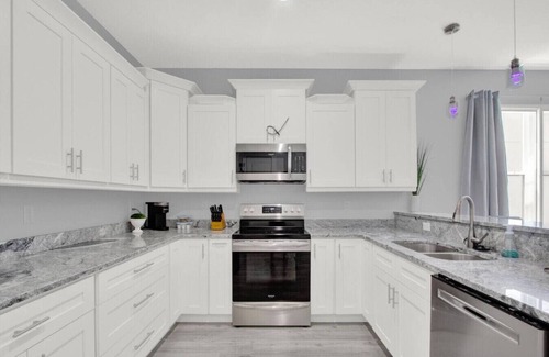 Courier City - Oscawana Casa | Lively SoHo Luxury Townhome in Hyde Park!