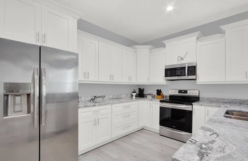 Courier City - Oscawana Casa | Lively SoHo Luxury Townhome in Hyde Park!