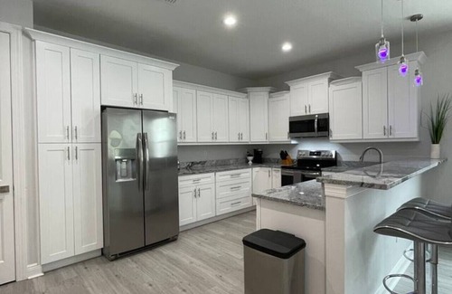 Courier City - Oscawana Casa | Lively SoHo Luxury Townhome in Hyde Park!