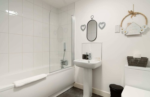 George Green Apartamento | Livestay Modern One Bed Apartment with Parking