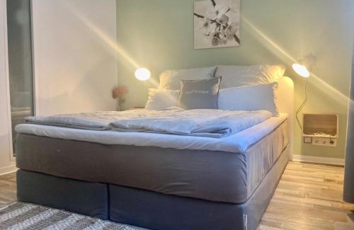 Saarbruecken Apartamento | Living at Saarpartments -AdultsOnly- 2 Bedrooms, Kitchen - Business & Holiday Apartments for Long- and Short term Stay, 3 min to Train Station, Secure E-Bike Parking!