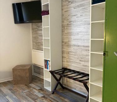 Saarbruecken Apartamento | Living at Saarpartments -AdultsOnly- 2 Bedrooms, Kitchen - Business & Holiday Apartments for Long- and Short term Stay, 3 min to Train Station, Secure E-Bike Parking!