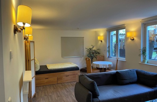 Glienicke/Nordbahn Apartamento | Living in a green basement