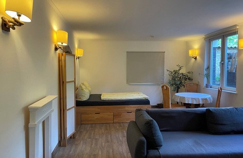 Glienicke/Nordbahn Apartamento | Living in a green basement
