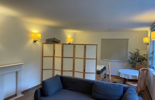 Glienicke/Nordbahn Apartamento | Living in a green basement