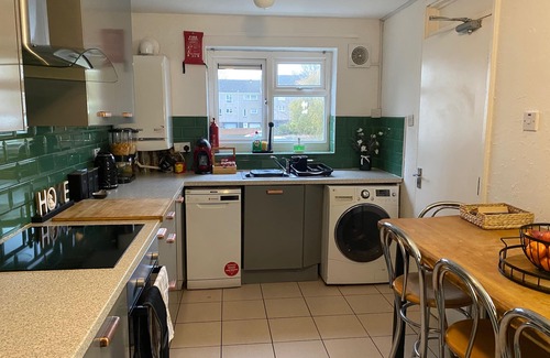Wolverhampton Casa | Living Large 5BR Home - Parking - Ideal for Groups