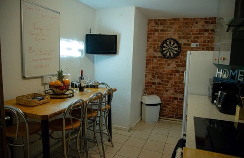 Wolverhampton Casa | Living Large 5BR Home - Parking - Ideal for Groups