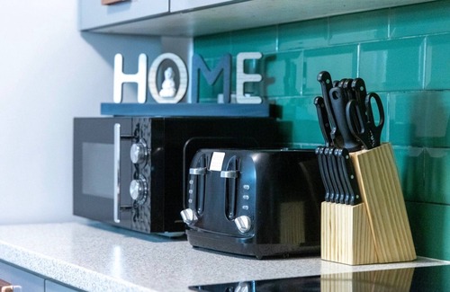 Wolverhampton Casa | Living Large 5BR Home - Parking - Ideal for Groups