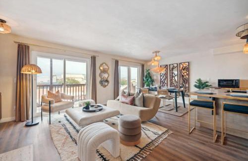 La Jolla Casa | Living Lux in La Jolla - Beach - AC - Shops
