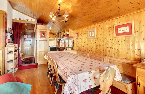 Verbier Apartamento | Living room with fire place, kitchen with vitroceram, dishwasher, microwave and washingmachine, eati