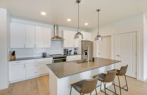 Livingston Condominio | Livingston Condo w/ Balcony - 2 Mi to Downtown!