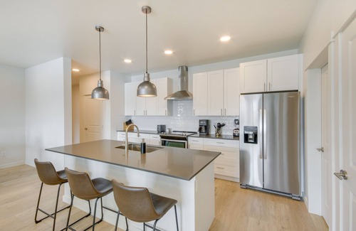 Livingston Condominio | Livingston Condo w/ Balcony - 2 Mi to Downtown!