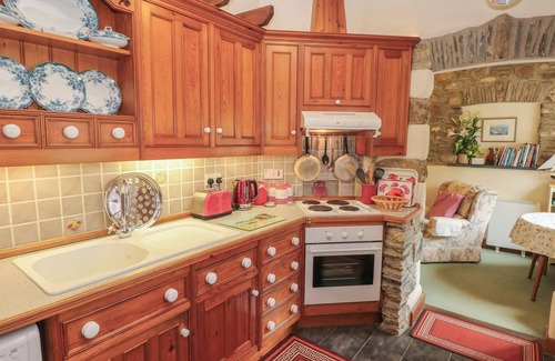 Castlemorris Cabaña | LLAETHDY COTTAGE, pet friendly, with a garden in Letterston