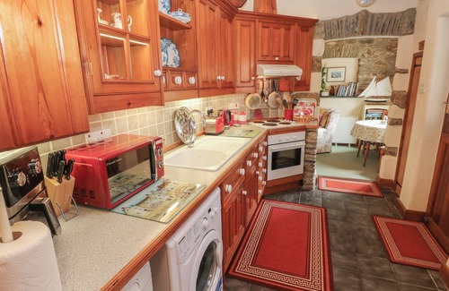Castlemorris Cabaña | LLAETHDY COTTAGE, pet friendly, with a garden in Letterston
