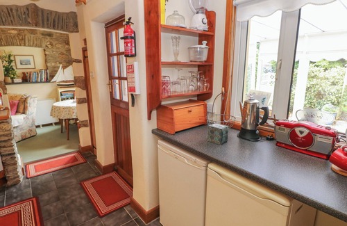 Castlemorris Cabaña | LLAETHDY COTTAGE, pet friendly, with a garden in Letterston