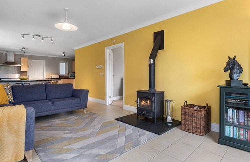 Llansteffan Cabaña | Llais Y Mor, A Family, pet friendly home with Coastal Views