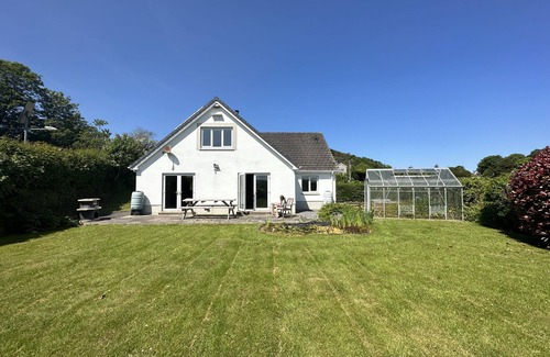 Llansteffan Cabaña | Llais Y Mor, A Family, pet friendly home with Coastal Views