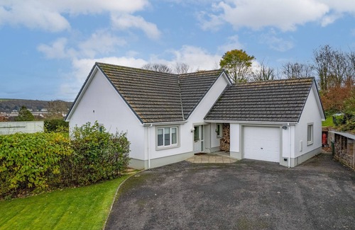 Llansteffan Cabaña | Llais Y Mor, A Family, pet friendly home with Coastal Views