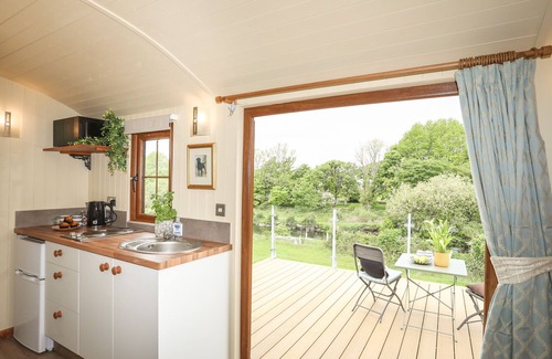 Llanrug Cabaña | LLETY'R BUGAIL 2, pet friendly, with a garden in Llanrug