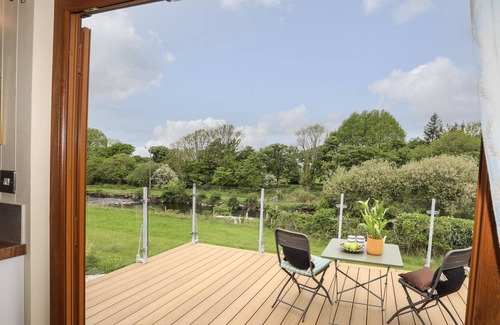 Llanrug Cabaña | LLETY'R BUGAIL 2, pet friendly, with a garden in Llanrug