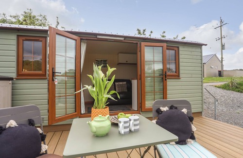 Llanrug Cabaña | LLETY'R BUGAIL 2, pet friendly, with a garden in Llanrug