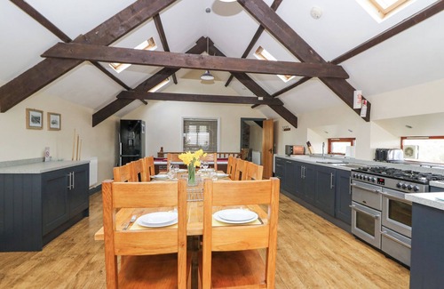 Tregaron Cabaña | LLWYNGWINAU ISAF BARN, pet friendly, with hot tub in Tregaron