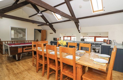 Tregaron Cabaña | LLWYNGWINAU ISAF BARN, pet friendly, with hot tub in Tregaron
