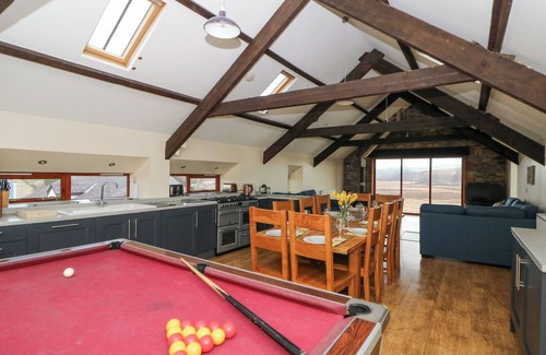 Tregaron Cabaña | LLWYNGWINAU ISAF BARN, pet friendly, with hot tub in Tregaron